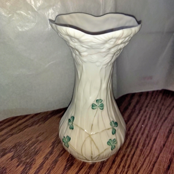 Belleek Daisy Spill Vase Ivory with shamrocks - Picture 4 of 5